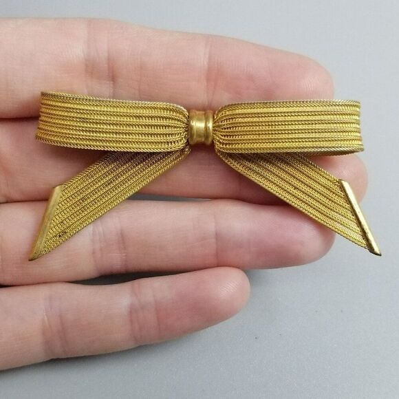 Vintage Bow Shape Gold Tone Brooch, Ribbon Lapel Pin, Unisex Estate - Picture 1 of 6